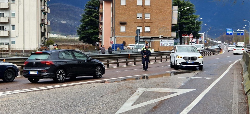 Auto contromano sulla tangenziale a Trento: paura per gli automobilisti, traffico in tilt